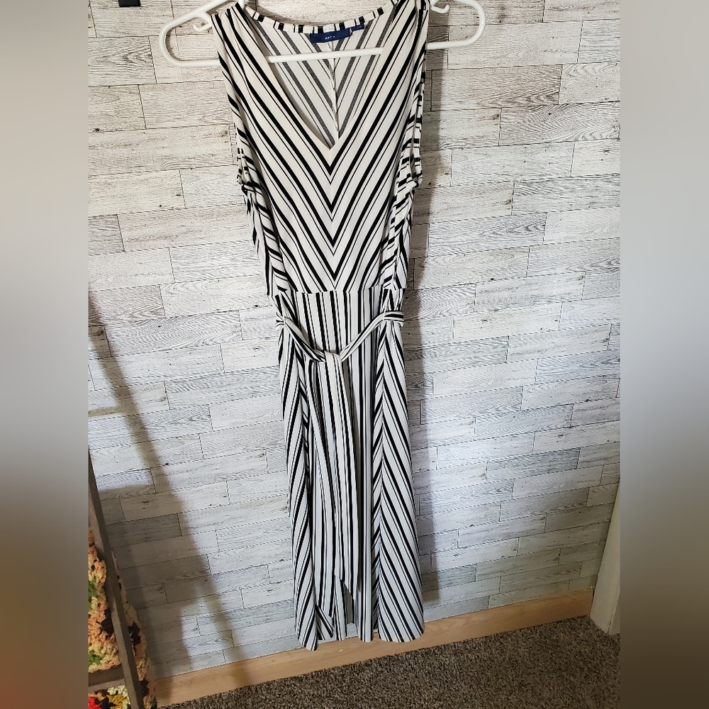 Sleevless stripped dress.